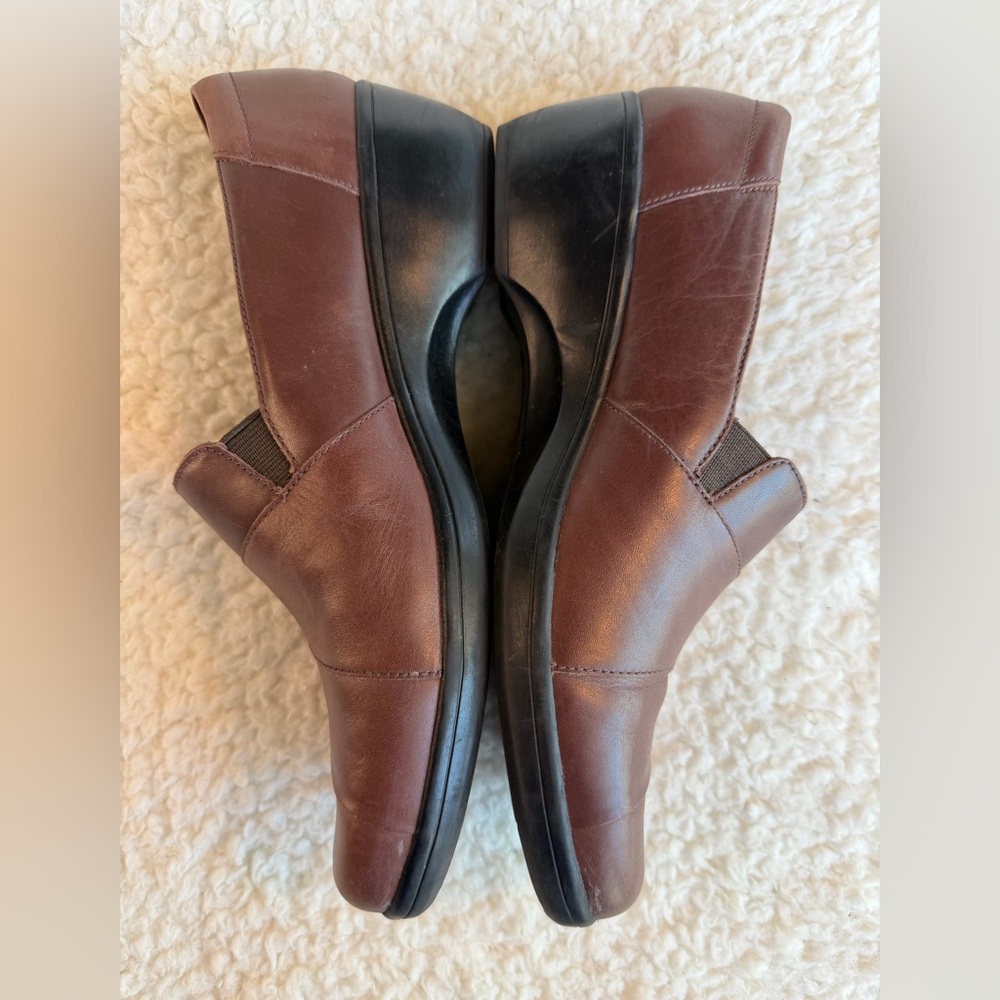 Clarks Slip On Loafers Brown Leather Comfort Shoes Women Size 10.5 - Picture 2 of 6